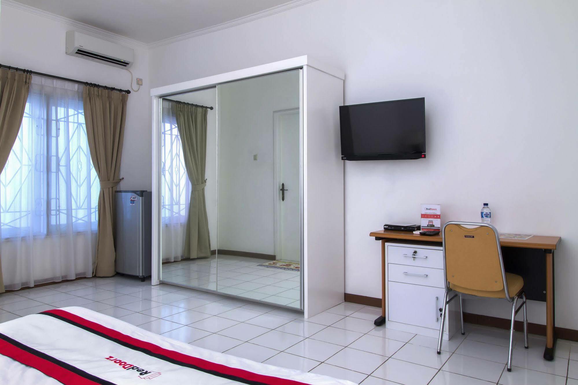 Reddoorz Plus @ Tendean جاكرتا المظهر الخارجي الصورة